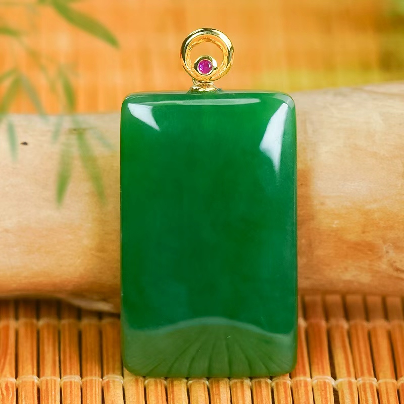 18k金镶嵌天然和田玉碧玉无事牌玉坠时尚简约一点红方糖吊坠