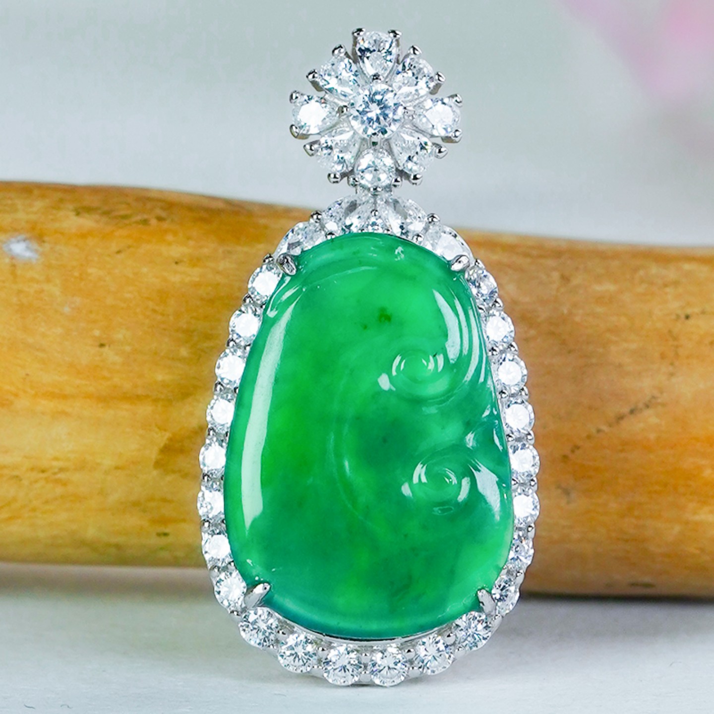 天然高冰阳绿翡翠如意牌项链