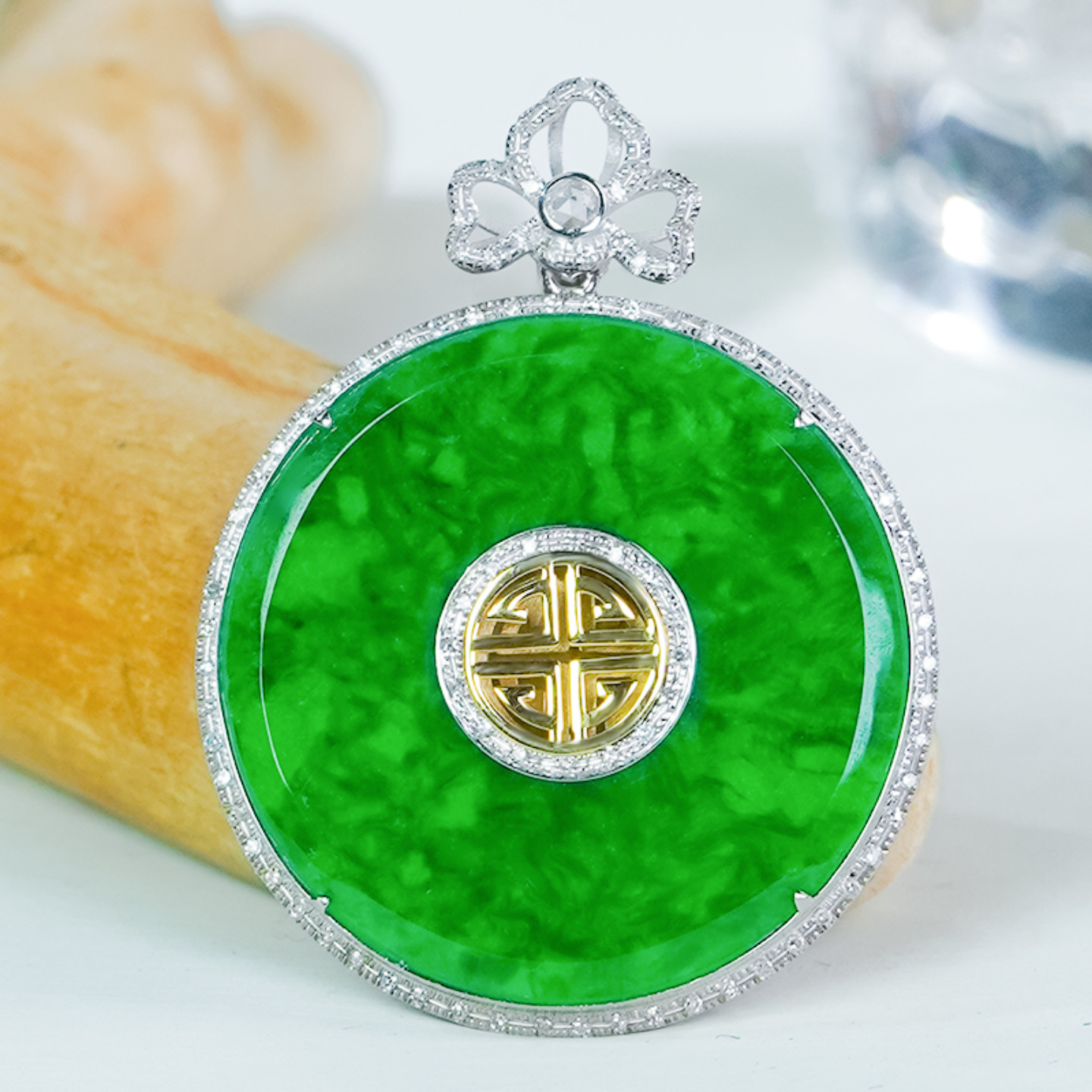 18K金镶嵌天然翡翠A货花瓣扣头设计感满绿龙石平安扣吊坠