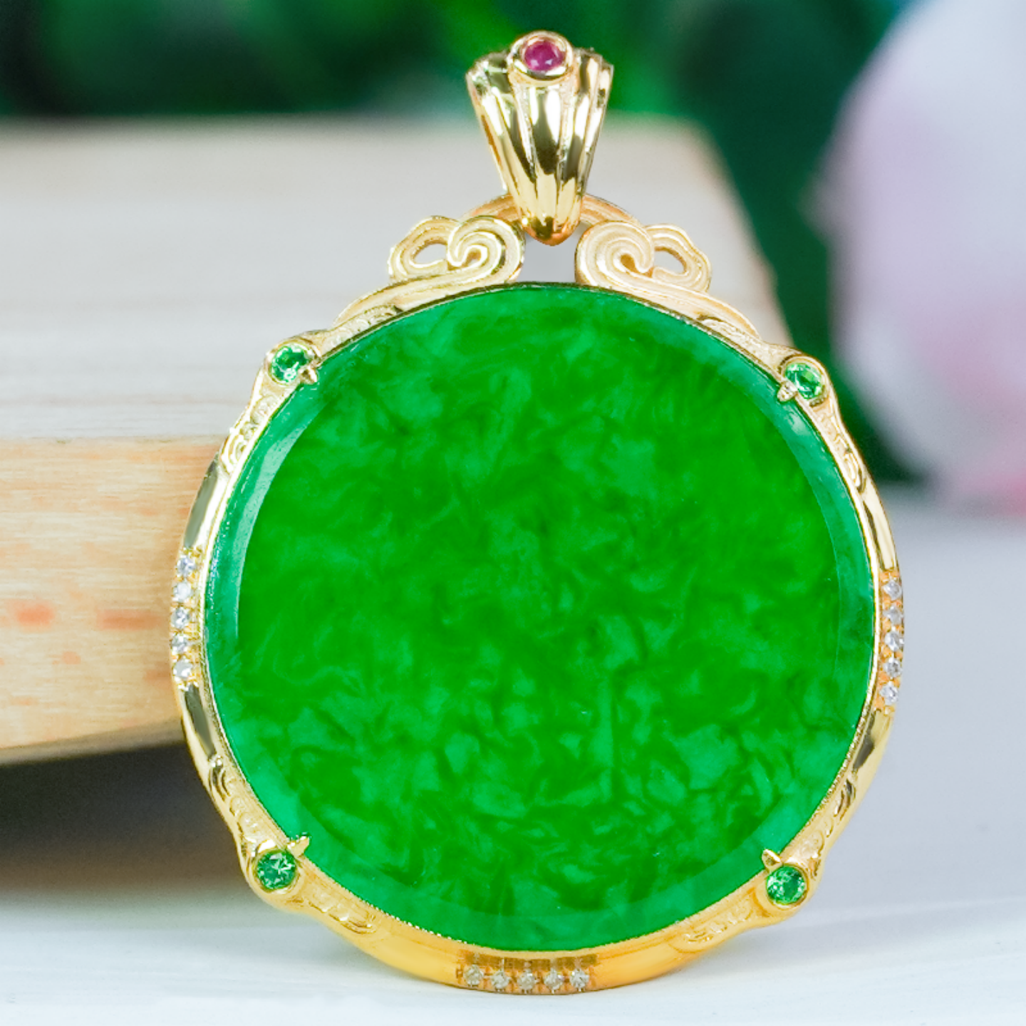 18k金镶玉吊坠天然翡翠A货满绿龙石祥云扣头设计翡翠绿圆牌玉坠