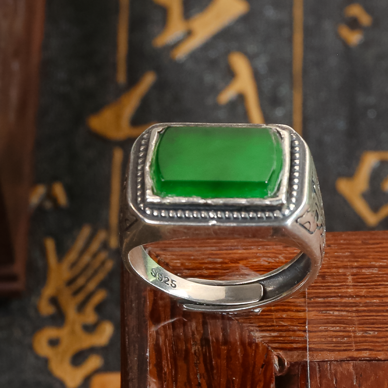 满辣绿翡翠a货方形无事牌男士简约大气银镶马鞍戒指（活口）