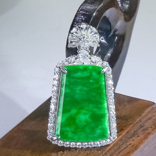 天然翡翠A货 精致时尚阳绿翡翠银镶嵌无事牌吊坠