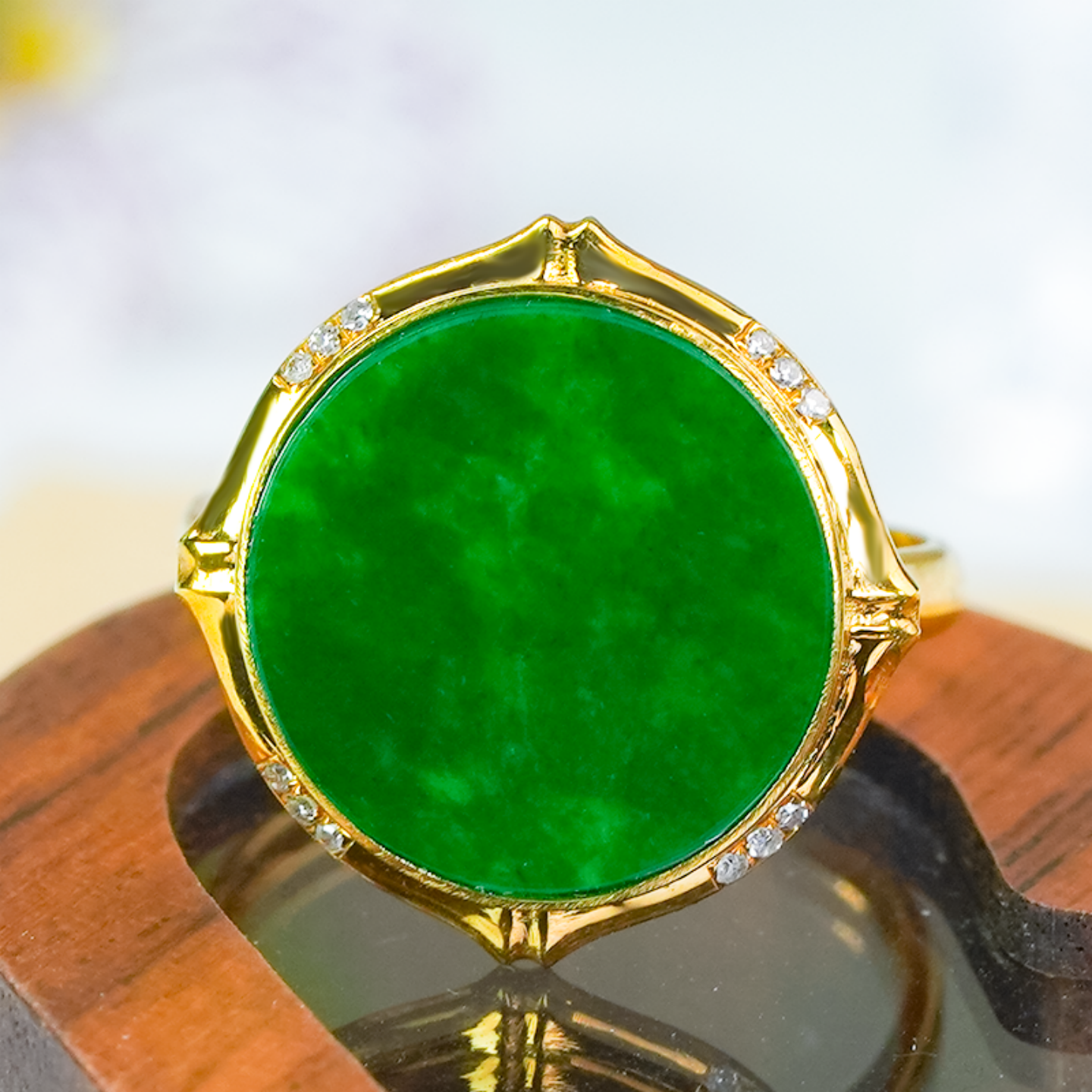 18K金镶嵌天然翡翠戒指A货时尚简约竹节设计满绿四平八稳圆牌戒指