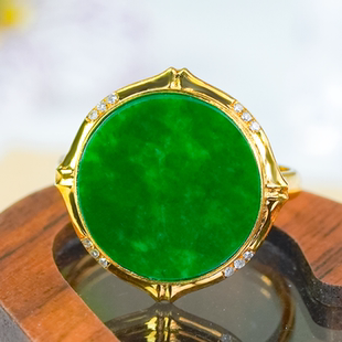 18K金镶嵌天然翡翠戒指A货时尚简约竹节设计满绿四平八稳圆牌戒指