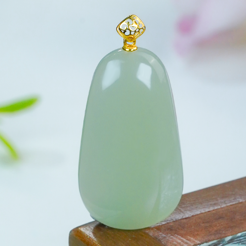 18k金镶嵌天然和田玉水滴无事牌吊坠时尚简约镂空设计