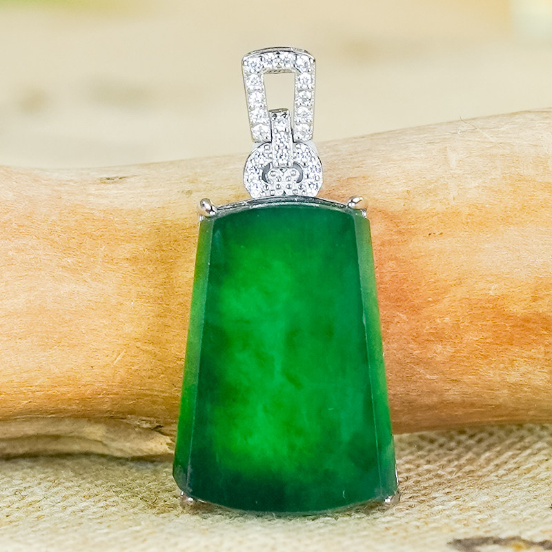 天然A货翡翠玉坠银镶嵌时尚简约冰辣绿翡翠无事牌吊坠