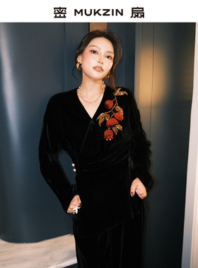 密扇2026年春季新款「大吉大荔 」新中式非遗手绣斜襟V领丝绒上衣