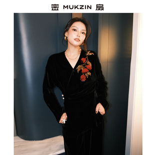 密扇2026年春季新款「大吉大荔 」新中式非遗手绣斜襟V领丝绒上衣