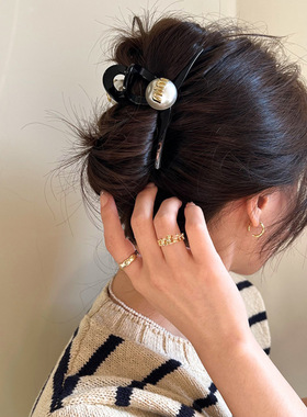 min字母黑色抓夹女2023新款高级感盘发亚克力百搭外出发夹鲨鱼夹