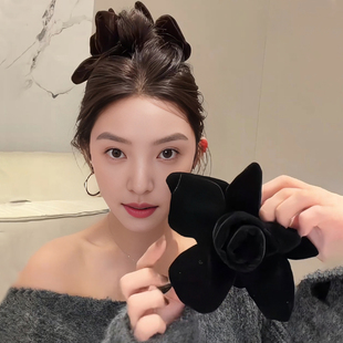花苞头丝绒花朵抓夹头饰女秋冬高级感2025新款饱满后脑勺鲨鱼发夹