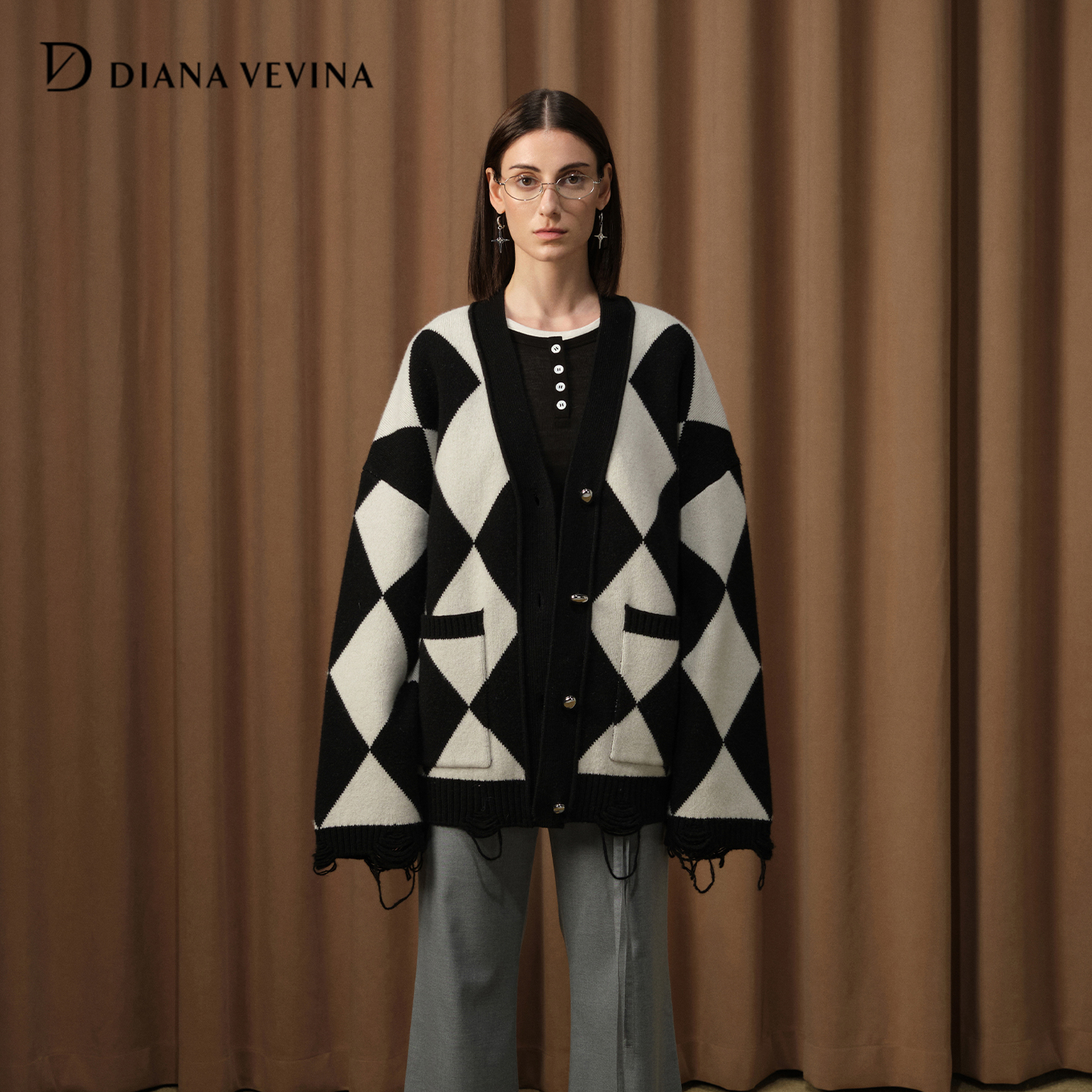 DIANAVEVINA2025冬季新款菱形格V领毛衣女保暖针织开衫绵羊毛外套