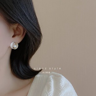 2024新款法式复古小众设计白色画油淡水珍珠轻奢高级感耳钉耳环女