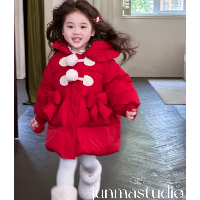 女童红色蝴蝶结连帽羽绒服