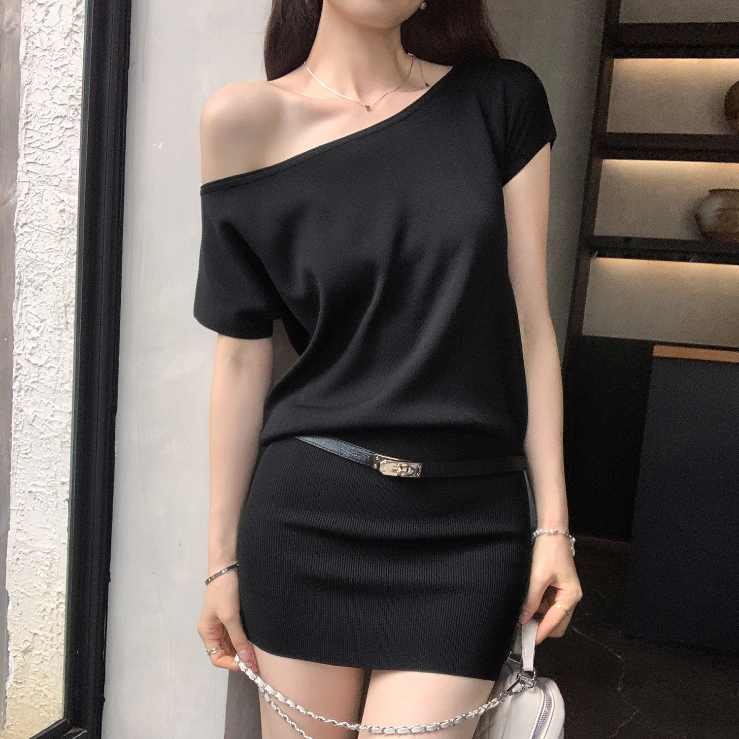 张婧仪同款黑色斜肩t恤女宽松慵懒显瘦高级感一字肩短袖露肩上衣