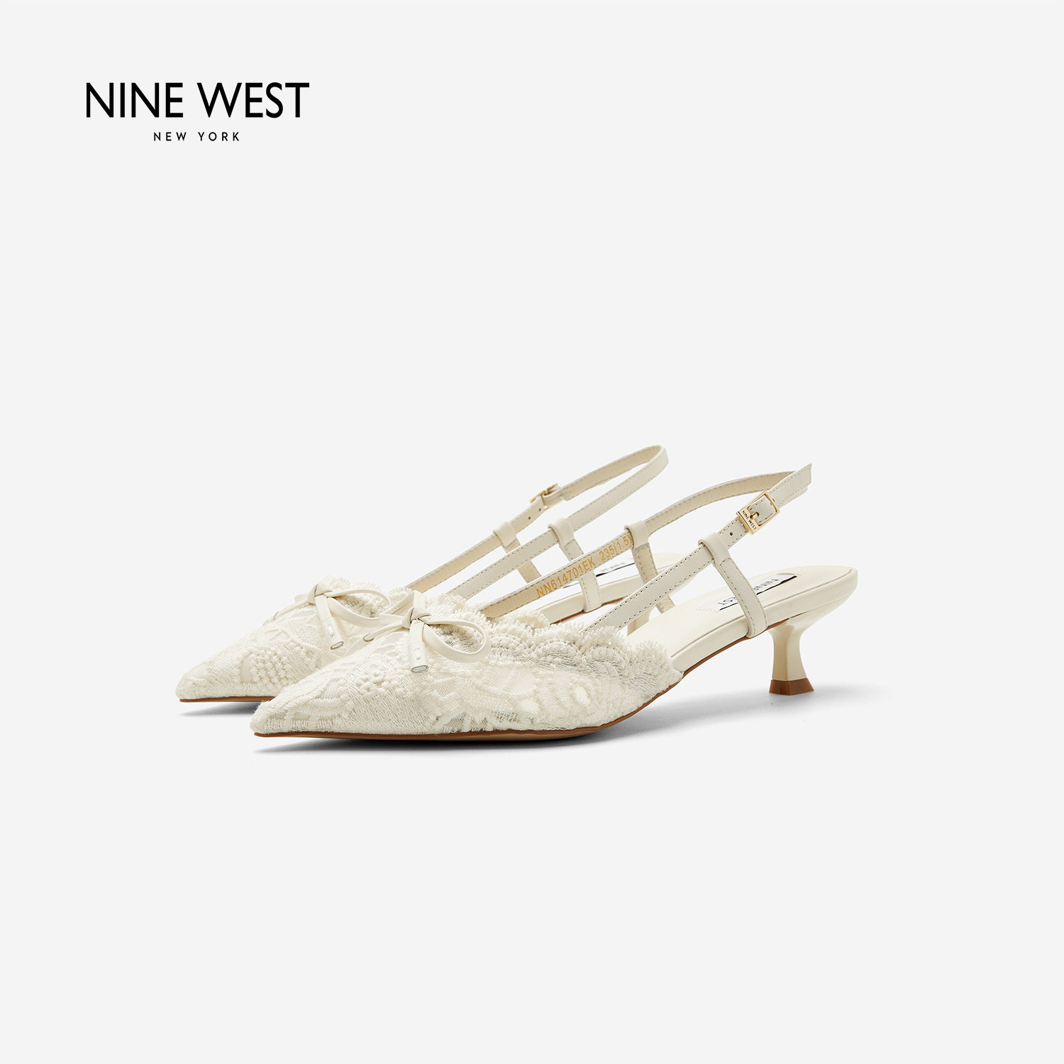 奥莱专供Nine West/玖熙2026年夏蕾丝包头凉鞋猫跟蝴蝶结气质女鞋