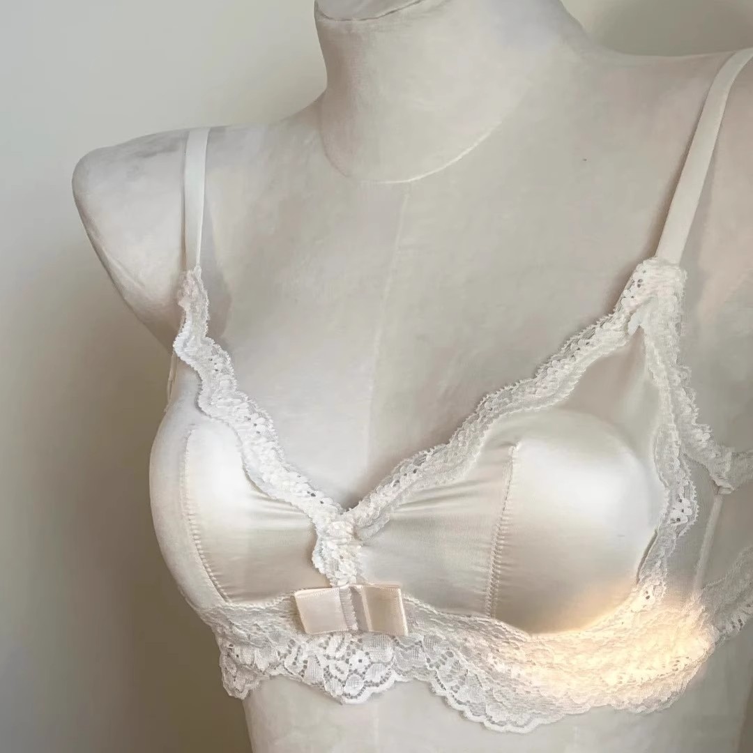 法式薄杯绸缎面蕾丝内衣