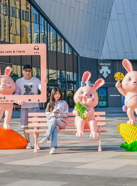 卡通兔子雕塑玻璃钢户外发光幼儿园儿童生肖兔商场大型装饰大摆件