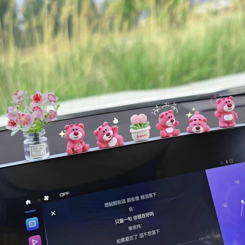 汽车摆件可爱草莓熊中控屏幕解压小公仔车内饰品2026新款网红装饰