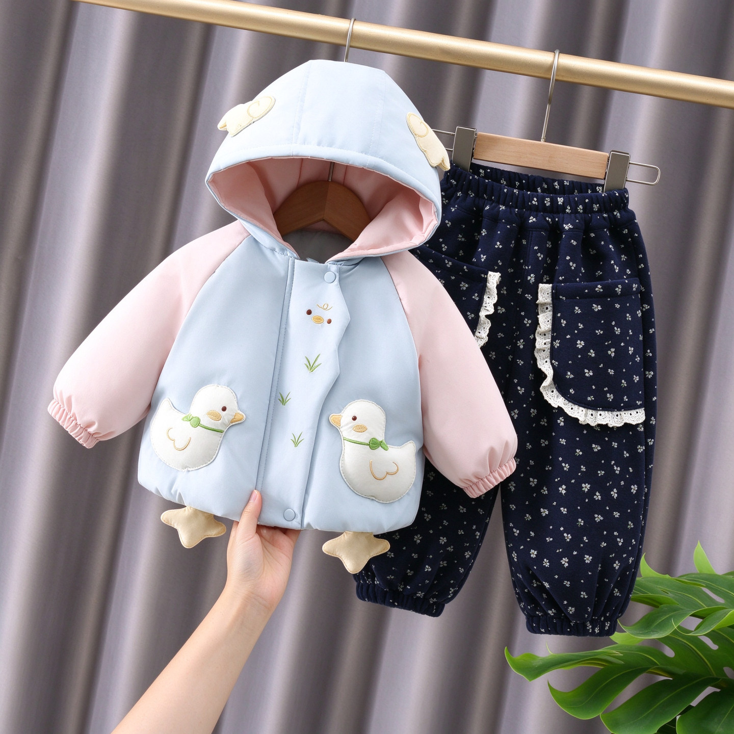 女童冬季加厚卡通棉衣套装