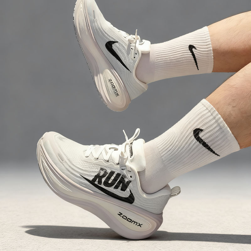 NIKE耐克男鞋 VOMERO 18舒适时尚运动休闲跑步鞋IB5726-100