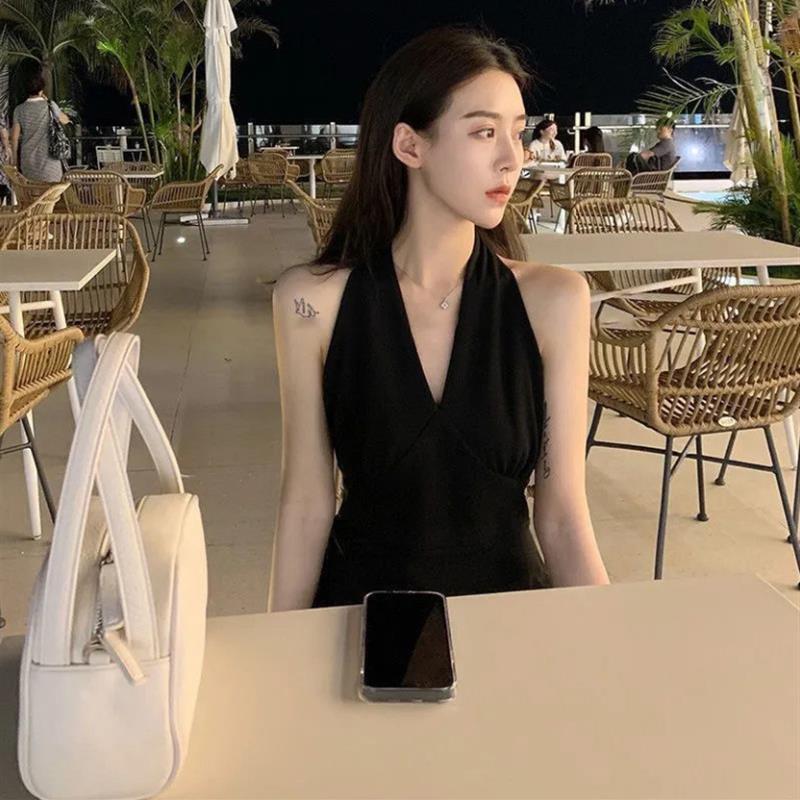 法式沙滩裙女神范显瘦无袖设计感挂脖吊带连衣裙女夏季新款高级感