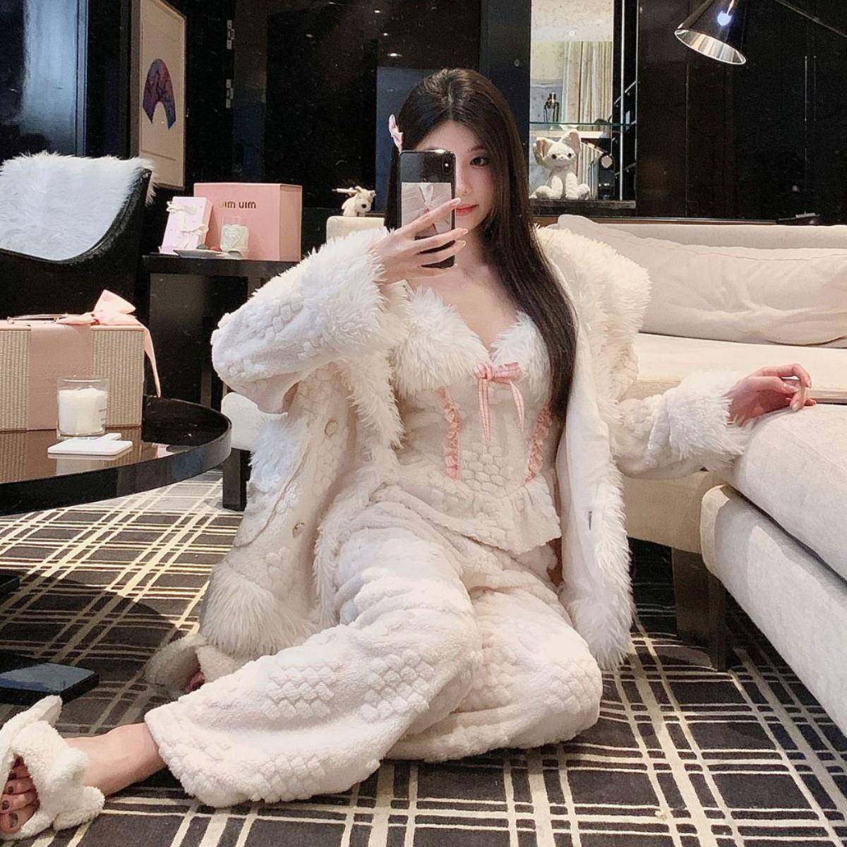 冬季新款小香风加厚睡衣家居服套装珊瑚绒保暖睡衣三件套家居服女,女士内衣/男士内衣/家居服,睡袍/浴袍,淘宝优惠券,粉丝福利购,淘宝优惠卷