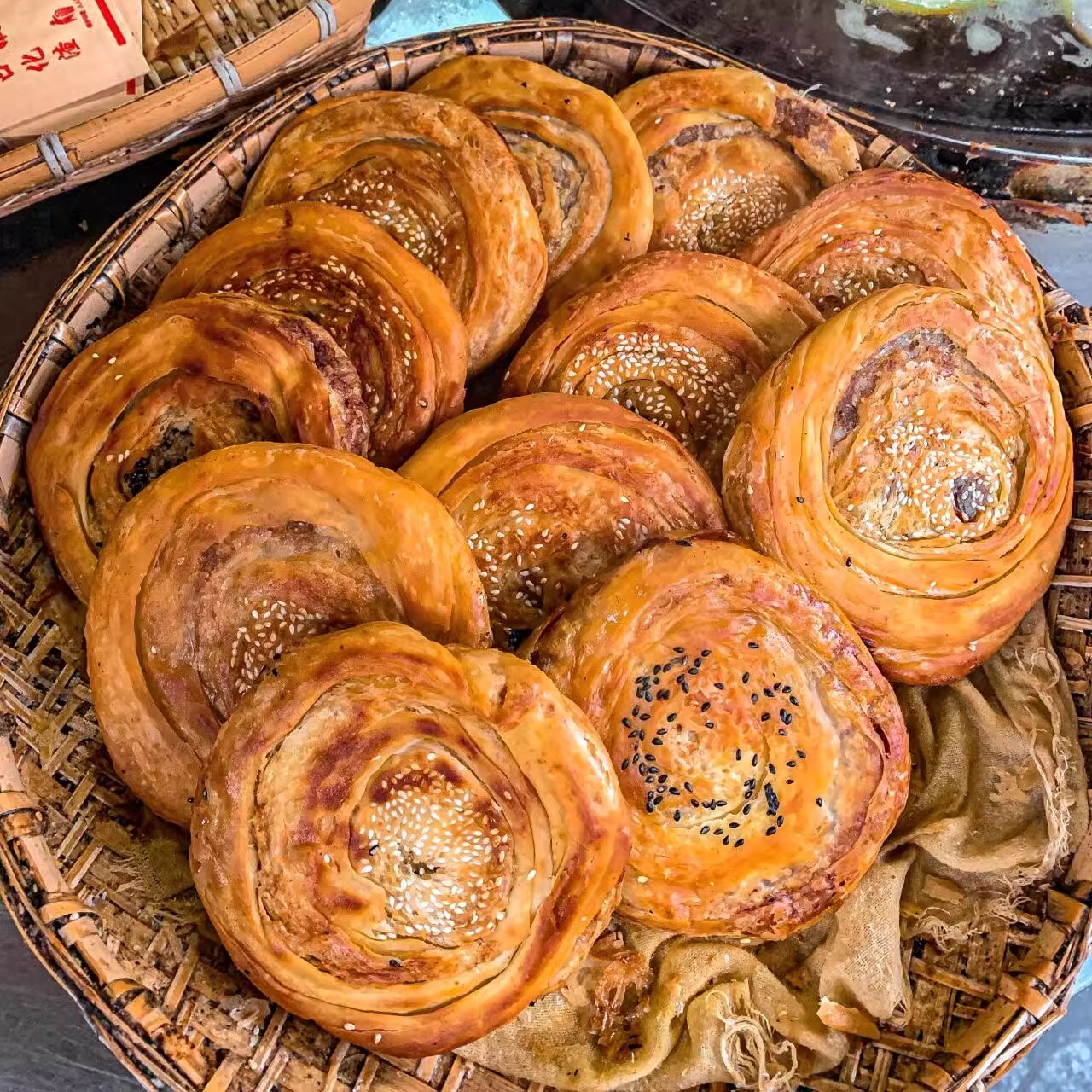 四川军屯锅盔麻辣味五香味锅盔成都特产肉锅魁锅盔馅饼油酥烧饼