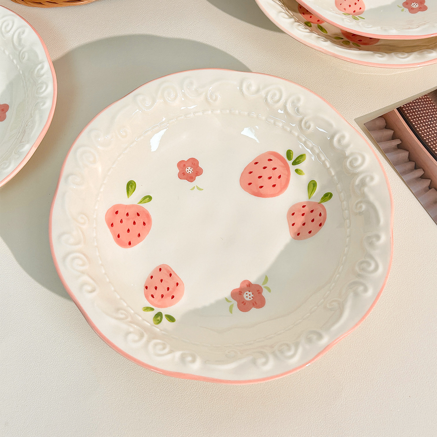ins风高颜值陶瓷草莓盘子家用釉下彩水果沙拉盘甜品蛋糕盘早餐盘