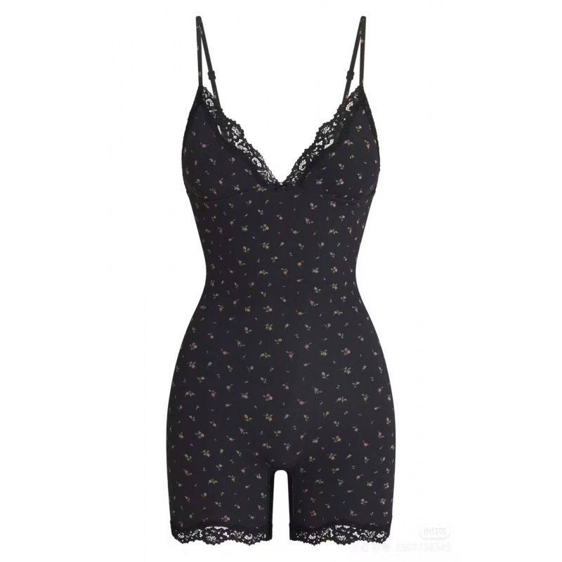 SKIMS FITS EVERYBODY LACE TRIANGLE ONESIE蕾丝吊带连体衣短裤,女装/女士精品,连衣裙,淘宝优惠券,粉丝福利购,淘宝优惠卷