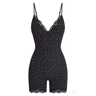 SKIMS FITS EVERYBODY LACE TRIANGLE ONESIE蕾丝吊带连体衣短裤