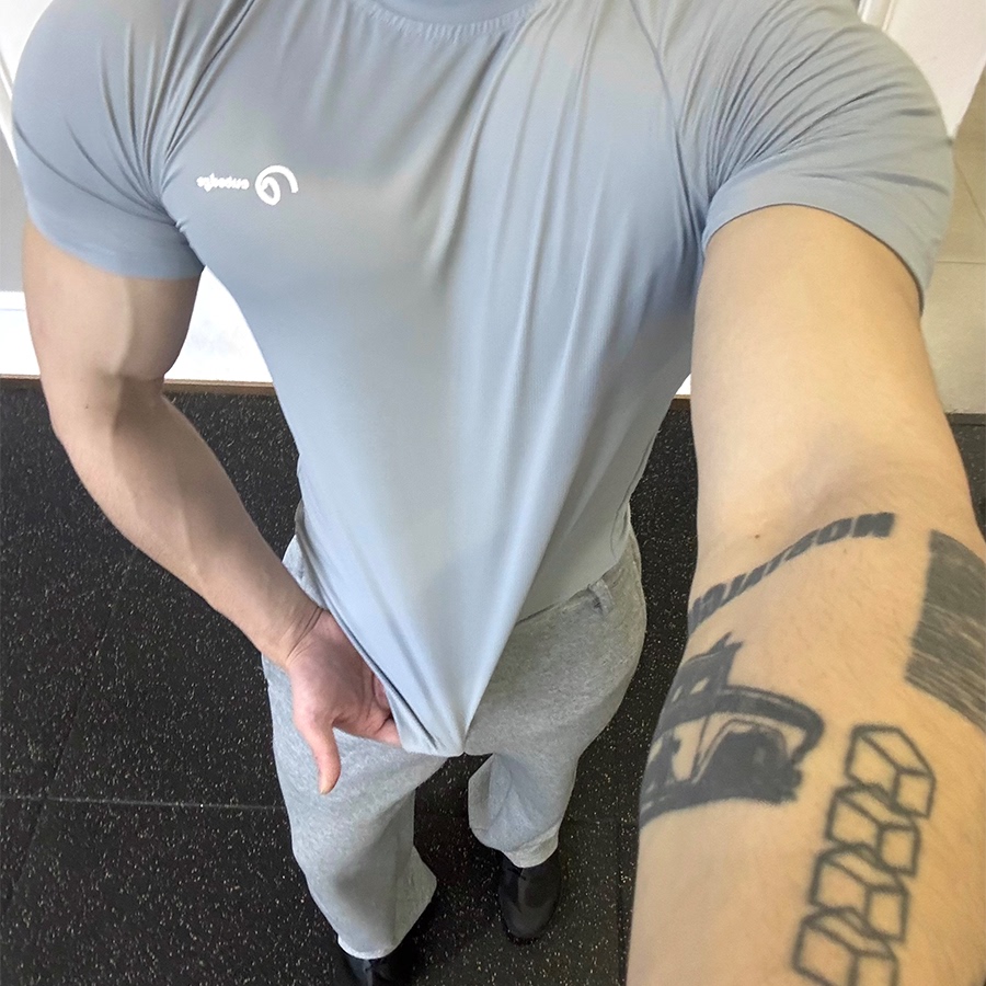 凸显训练成果显大胸肌运动短袖