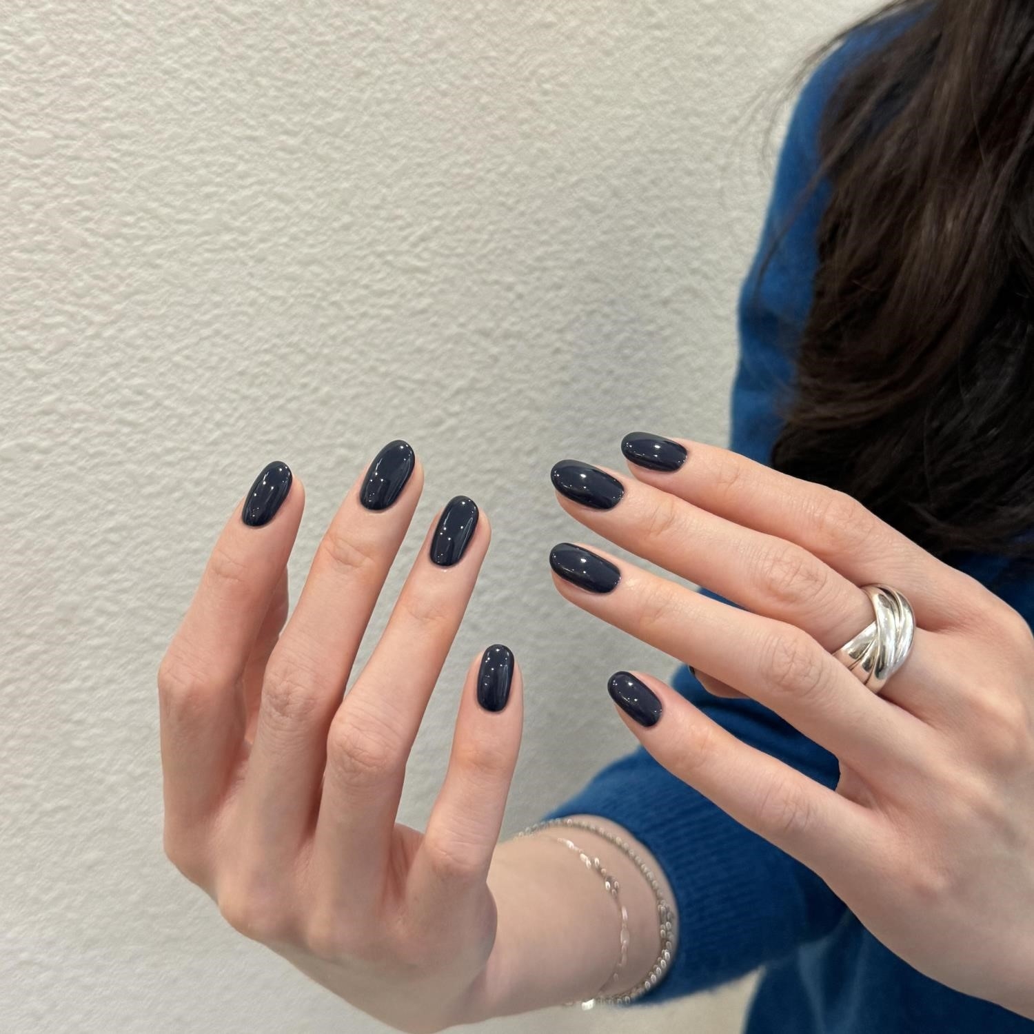 纯手工穿戴甲2025年新款纯色短款中国风简约高级感黑蓝色美甲贴片