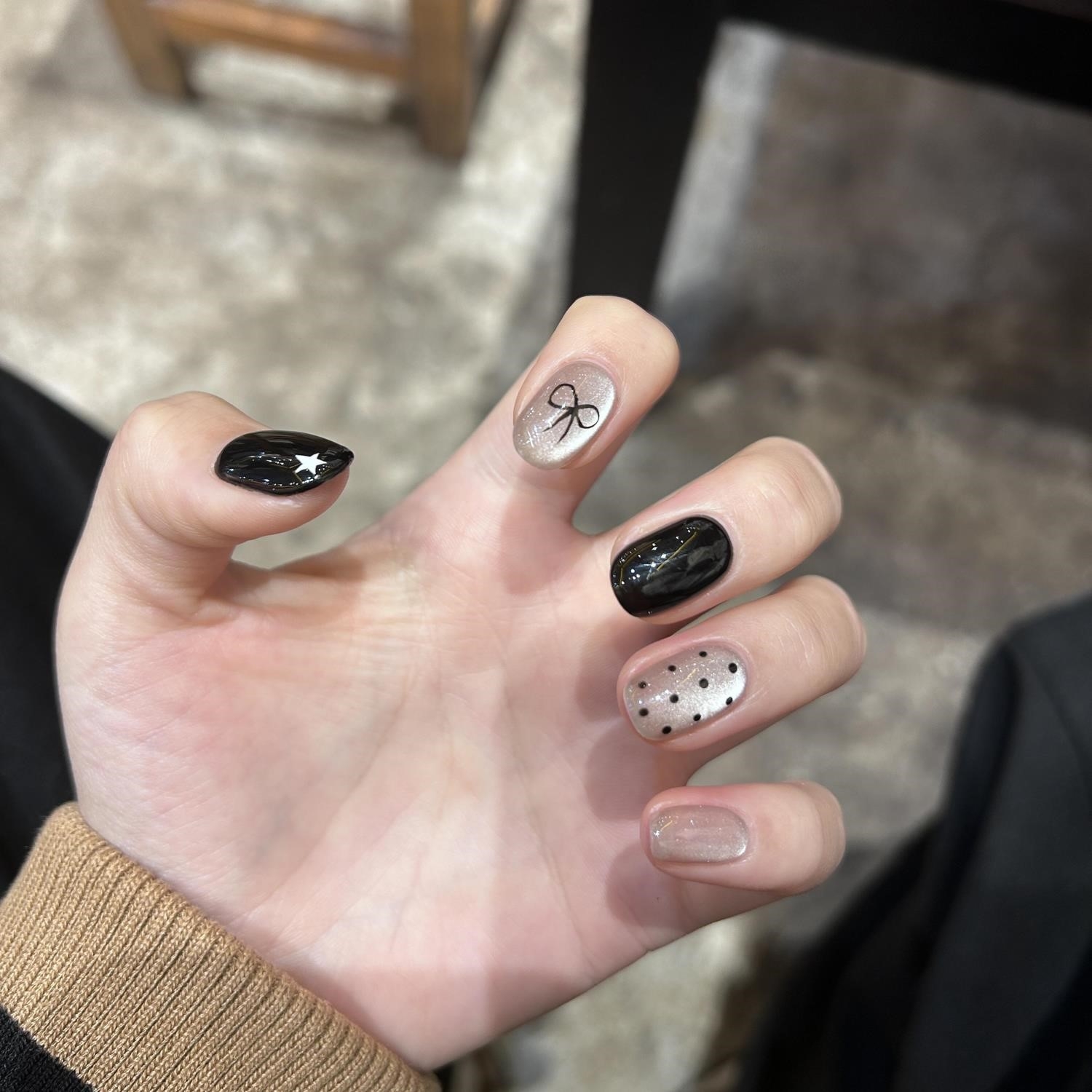 2025新年手工穿戴甲秋冬黑色玻璃珠猫眼短款甲片显白气质穿戴美甲