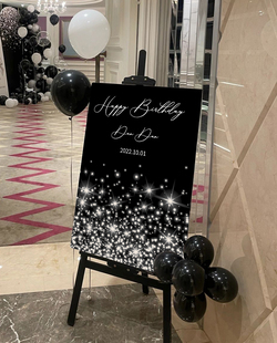 18岁生日迎宾牌高级订婚宴简约指引牌黑色kt板定制布置气球指示牌