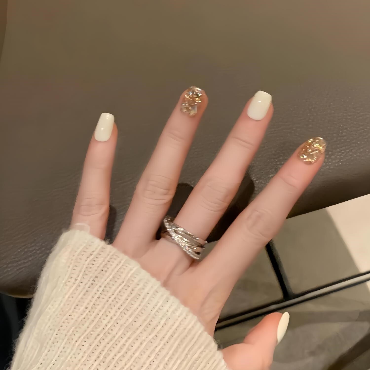 手工穿戴美甲婚纱照奶白香槟碎钻