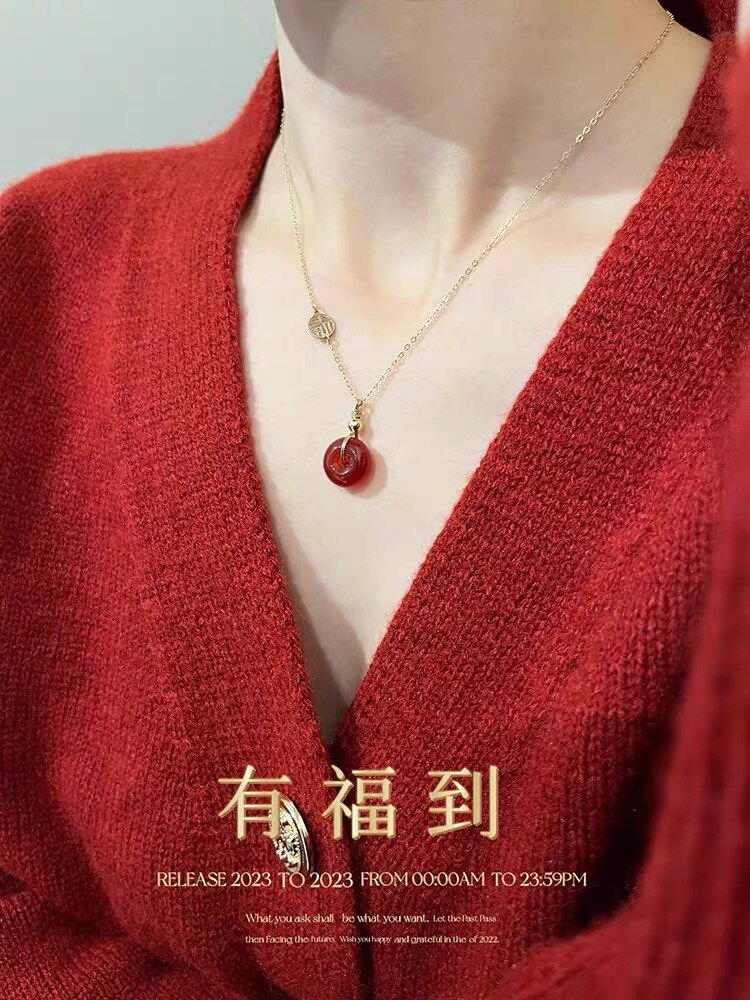 龙年本命年红玛瑙平安扣项链轻奢小众高级感锁骨链送女友生日礼物