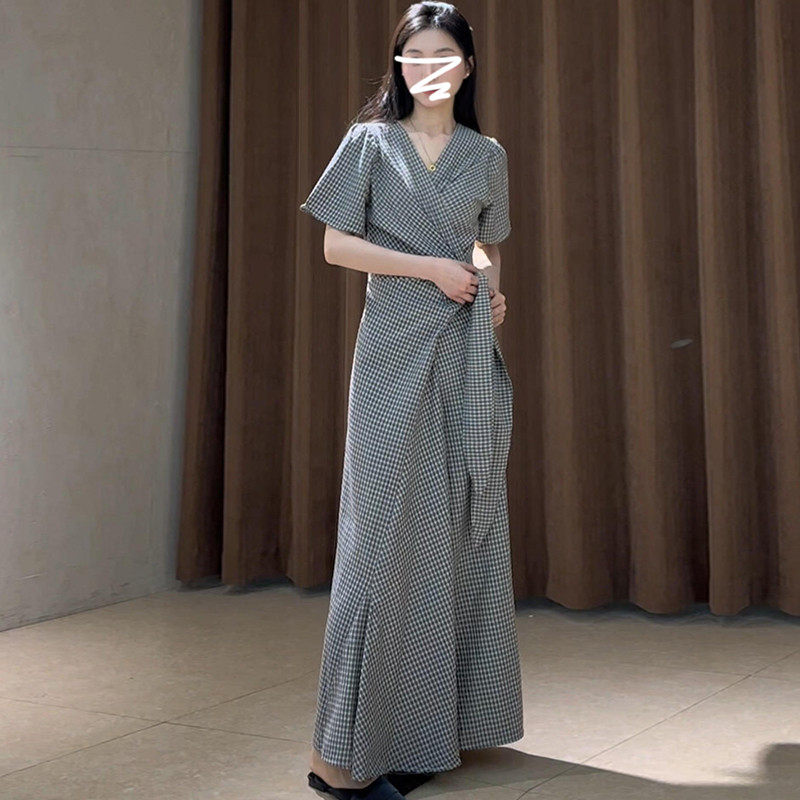 高级感气质格子连衣裙子女装春季2026新款巨好看小众V领长裙显瘦