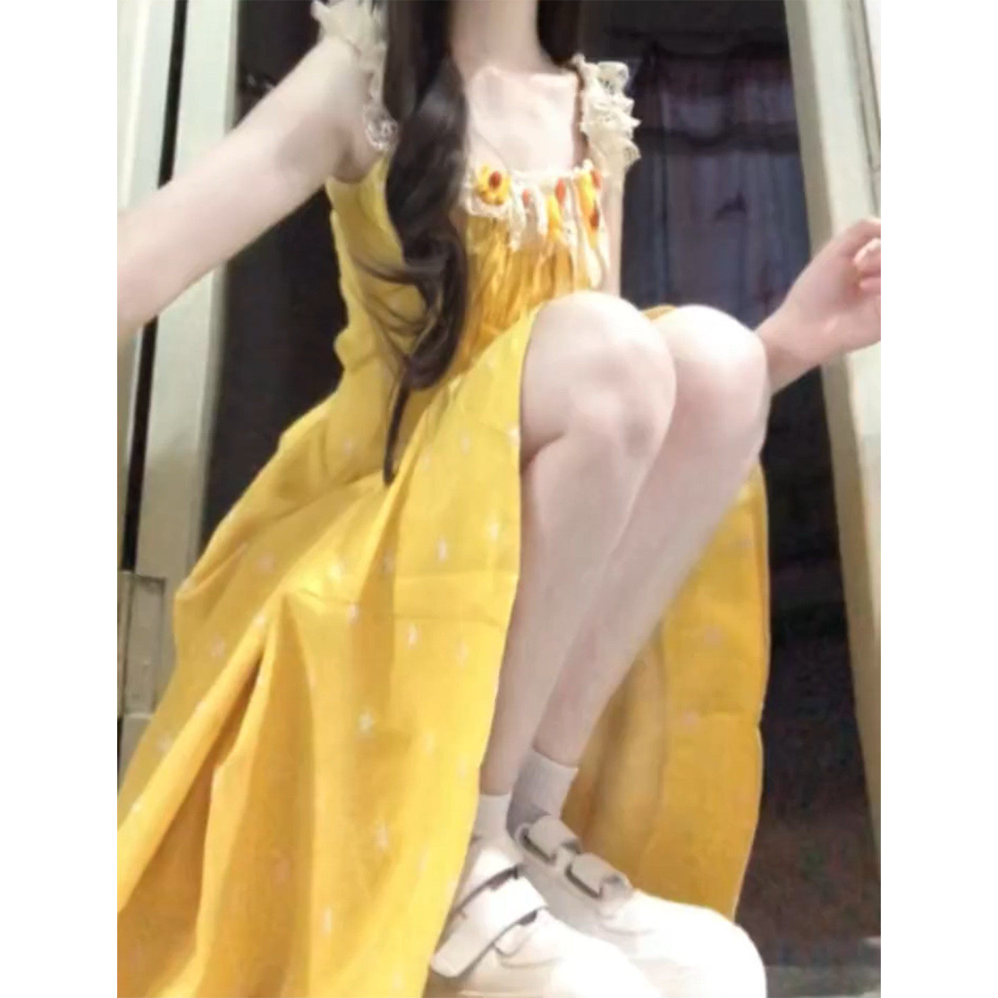 法式度假黄碎花吊带收腰连衣裙