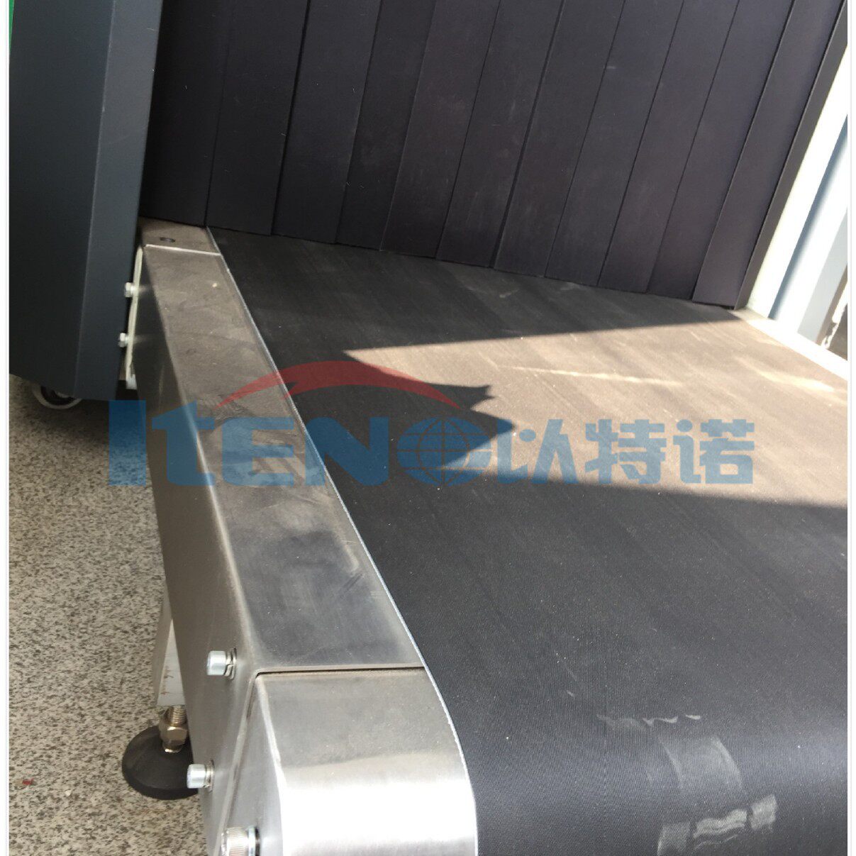 铁路安检等待输送机高铁行李传送机地铁进站行李过渡输送设备推荐