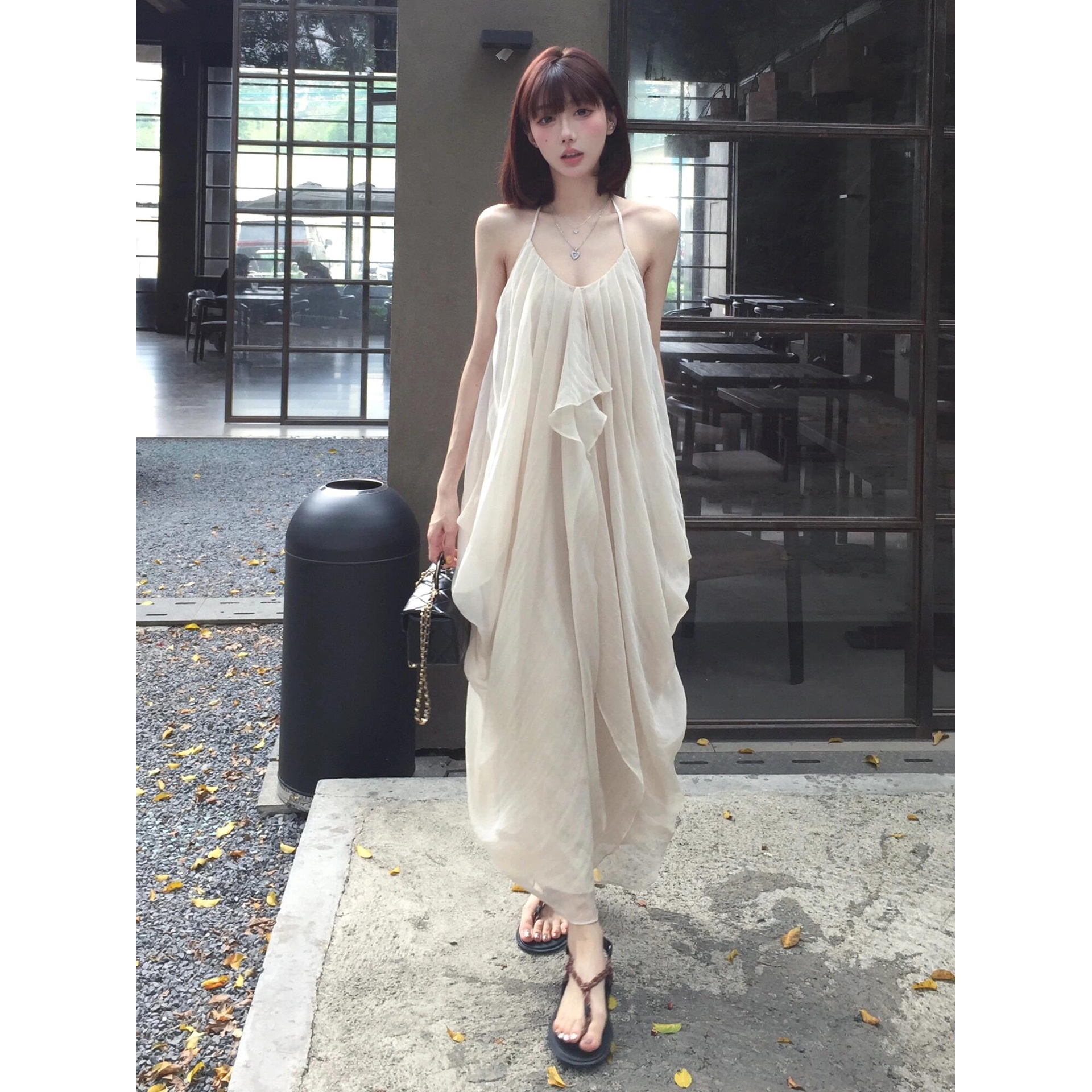 夏日绝美法式挂脖连衣裙2025新款波西米亚海边度假风不规则长裙子