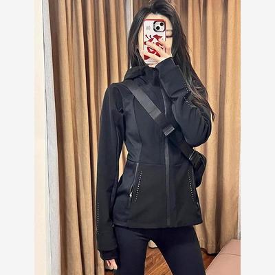 黑色修身软壳冲锋衣外套