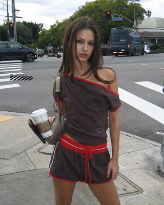 复古红棕色斜肩T恤烫钻撞色