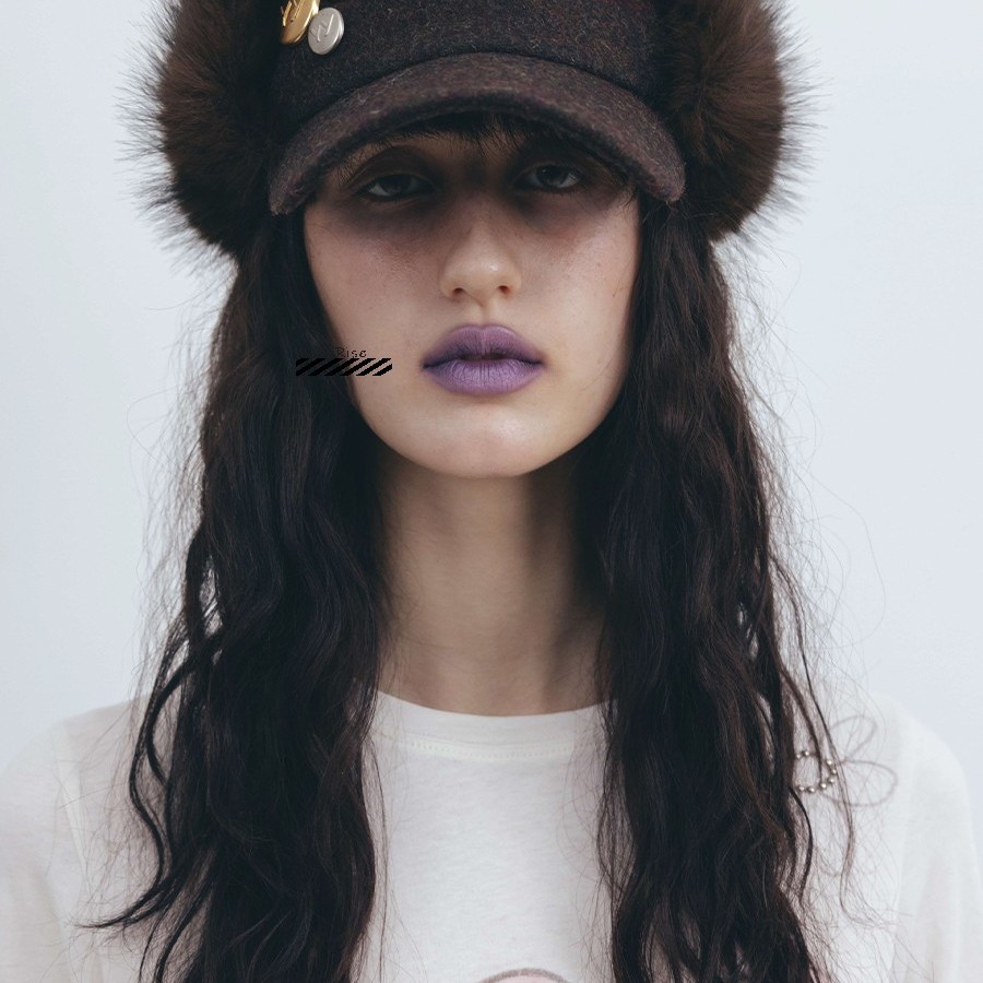 字母缝线纽扣人造毛绒绒耳罩帽