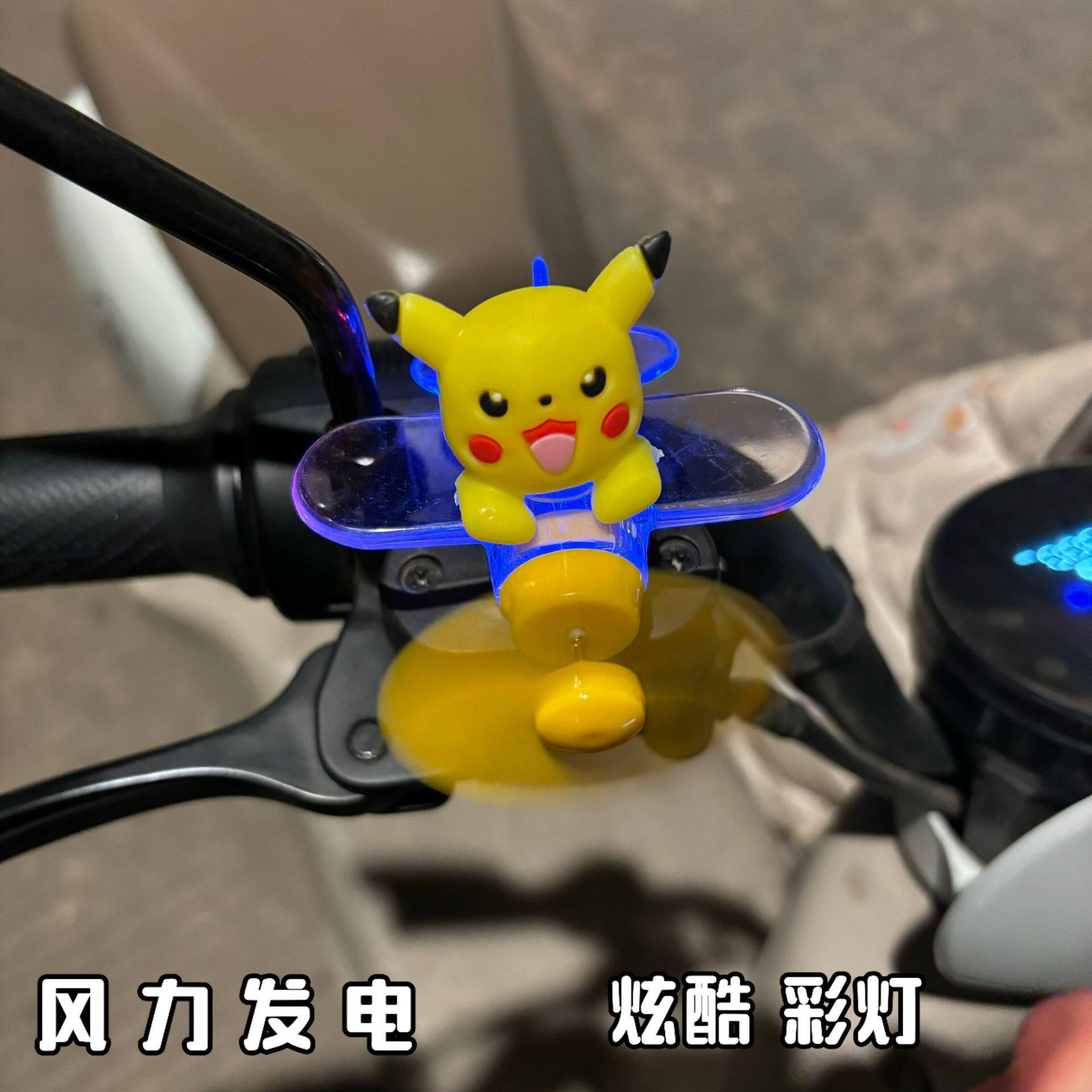 卡通车载摆件可发光风力发电炫酷彩灯汽车装饰车载发光小飞机饰品