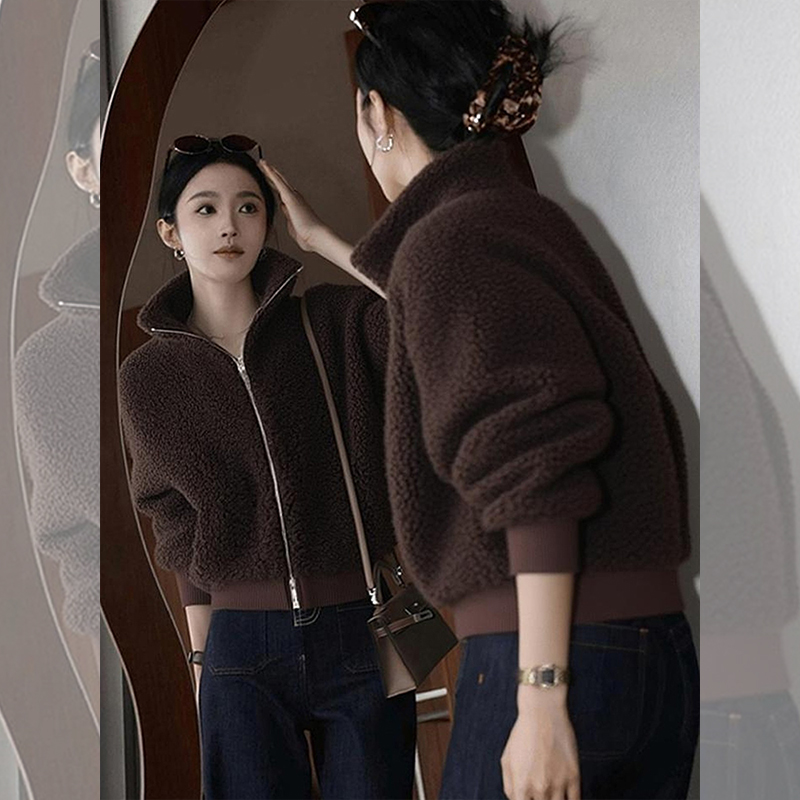 今年流行棕色羊羔毛外套女