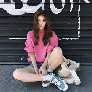 气质高级感小个子上衣女2025新款 慵懒chic多巴胺粉色圆领卫衣 爆款