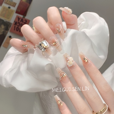 高级感戴钻山茶花美甲玫瑰森林