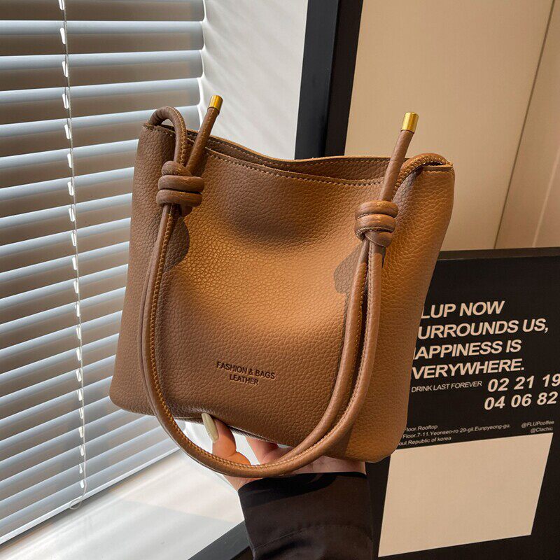 秋冬小包包女2026新款上班通勤单肩腋下水桶包小众设计复节日礼品