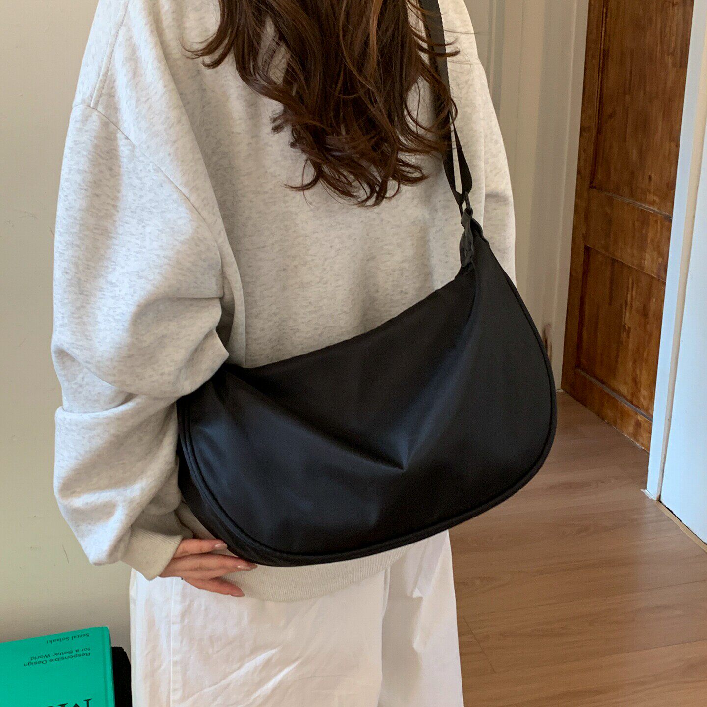 休闲尼龙布包包女2026新款秋冬百搭宽带斜挎水饺包简约通节日礼品