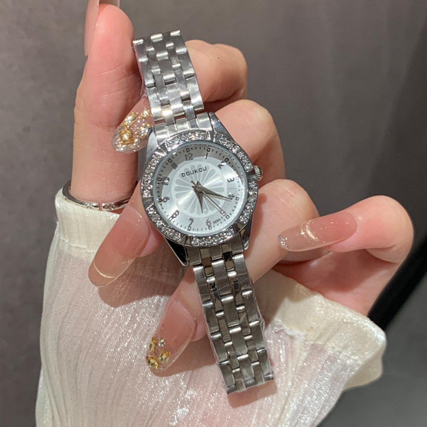 轻奢小众手表女士女款学生上班族2026年新款高级感镶钻指节日礼品